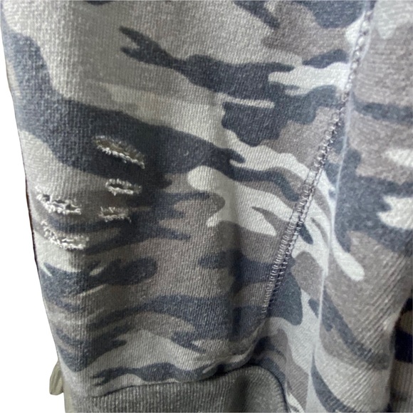 Rue + Distressed Camouflage Sweatshirt 1X Gray Black Crew Neck Long Sleeves - Picture 10 of 16